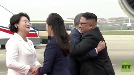 Kim Jong-un welcomes South Korean leader to Pyongyang for historic summit (VIDEO)