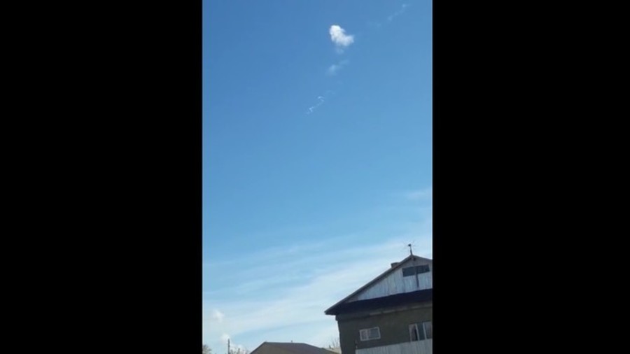 RT EXCLUSIVE VIDEO: Villagers film smoke in sky close to capsule landing site in Kazakhstan
