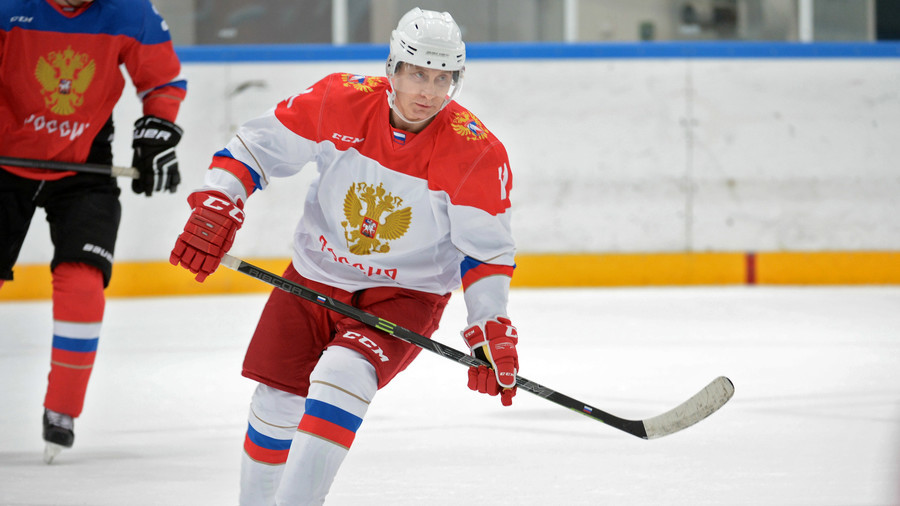 ‘Let's wrap it up, I want to play ice hockey’ – Putin gets his skates on at Valdai Club session