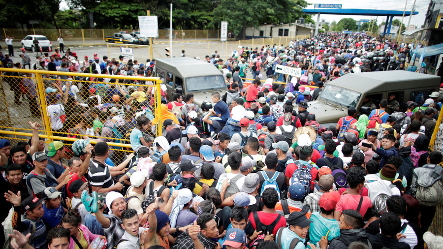 Thousands of US-bound migrants storm Guatemala-Mexico border (VIDEOS)
