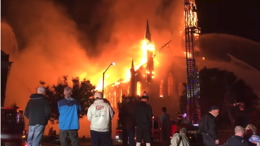 Inferno engulfs 150yo church in Massachusetts after lightning strike (VIDEO)