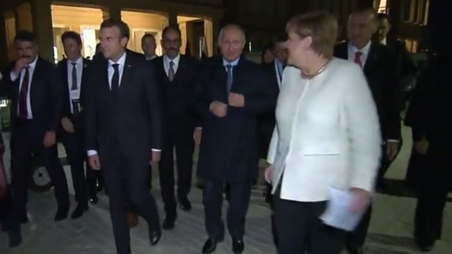 ‘Siberian coat’? Merkel confronts Putin with startling question in Russian (VIDEO)
