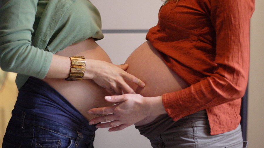 2 wombs, 1 baby: Women in same-sex couple both carry baby during pregnancy