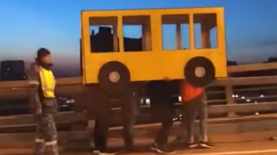 Russians dress up as ‘bus’ to cross bridge... and get BUSted (VIDEO)
