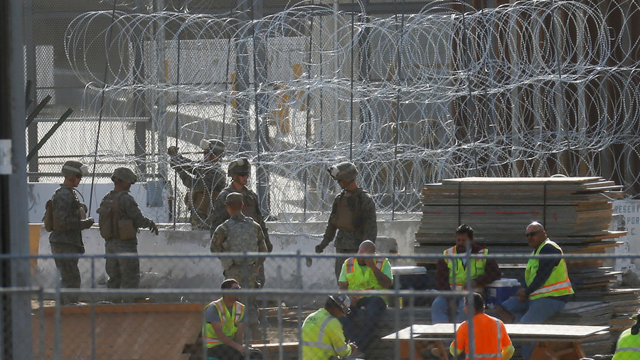 US troops erect barricades & razor fence in San Diego as first migrants arrive in Tijuana (VIDEOS)