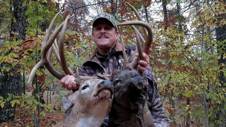 Two-headed deer: Hunter makes disturbing kill (PHOTOS)
