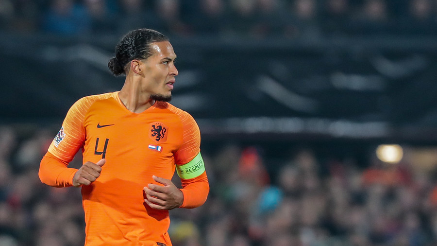 Dutch hero Van Dijk consoles tearful referee moments after scoring late equalizer vs Germany (VIDEO)