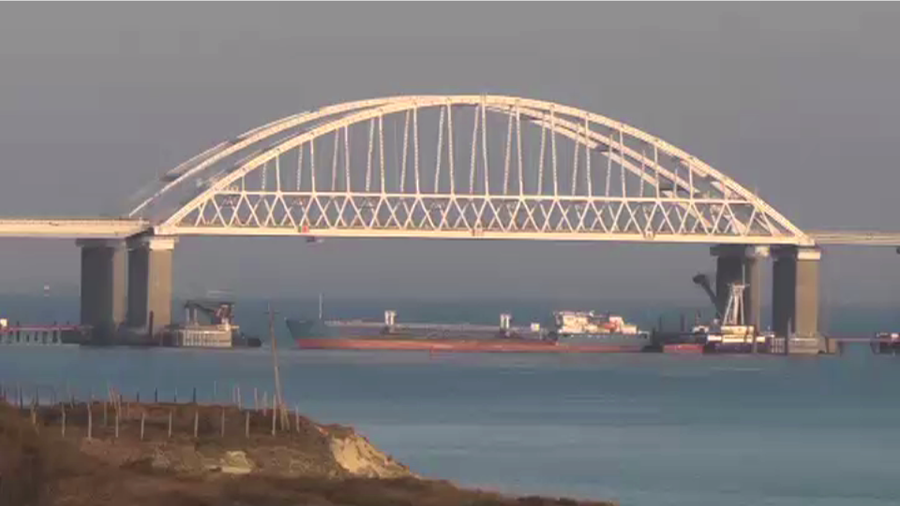Russian vessel blocks Kerch strait after Ukrainian Navy ships violate  border (VIDEO)