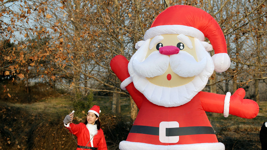 What’s the ho-ho-hold up?: Giant inflatable Santa wreaks havoc on UK road (VIDEO)