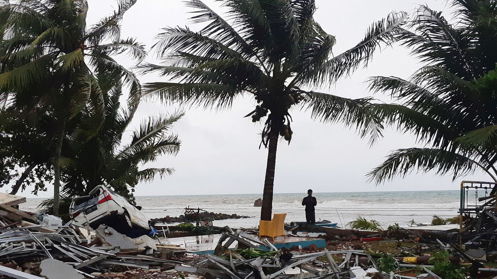 Tsunami hit indonesia