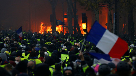 Tale of two uprisings: Ukraine’s Maidan got McCain & cookies, French Yellow Vests get shunned