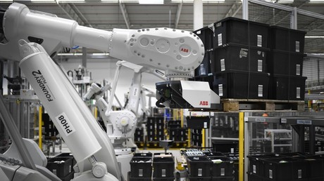 FILE PHOTO: A robot at an Amazon logistics center © Global Look Press / Ina Fassbender