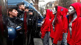 Bare-breasted, silver-painted ‘Mariannes’ confront police in Paris (PHOTOS)