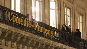 Demanding asylum from a theater? Illegal migrants try to storm iconic Comedie Francaise (VIDEO)
