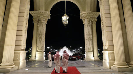 FILE PHOTO Saudi men walk at the entrance to the Ritz-Carlton Hotel, Riyadh © REUTERS/Jacquelyn Martin/Pool