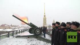 ‘You can’t miss with this’: Putin fires HOWITZER in St. Petersburg (VIDEO)