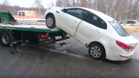 ‘Step aside so I don’t run you over’: Moscow driver escapes tow truck in crazy VIDEO