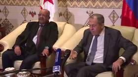 Watch Russian Foreign Minister Lavrov ‘shake hands’ with microphone during Algeria meeting (VIDEO)