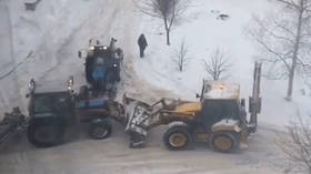 Iron brawl: 'Fighting' tractors caught on VIDEO in Moscow