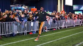 Still got it: Usain Bolt rolls up at Super Bowl event, breezily ties 40-yard sprint record (VIDEO)