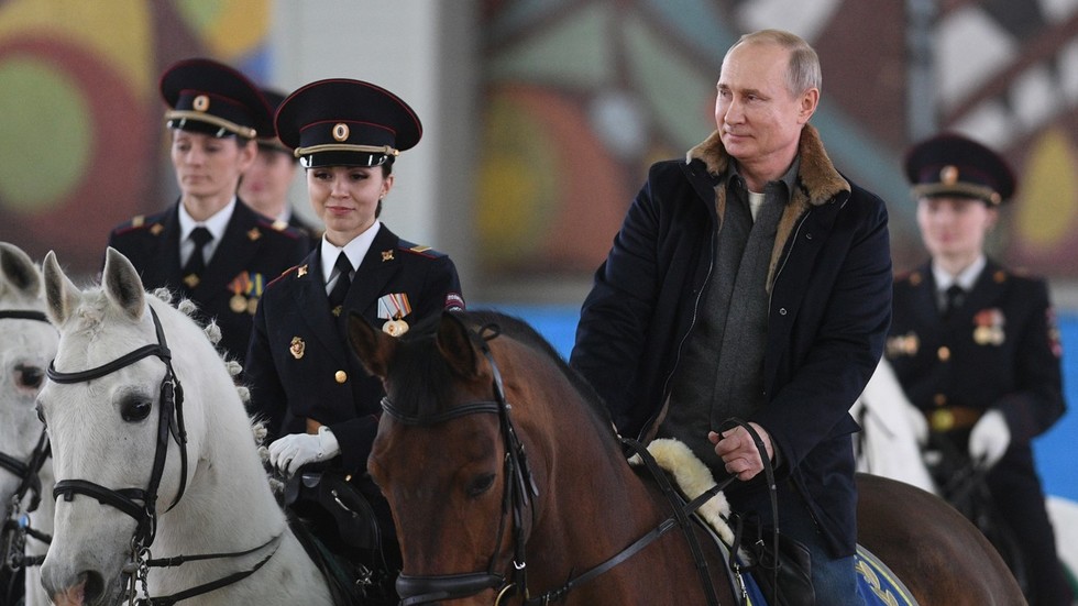 Фото путин на коне верхом