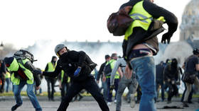 S*** got real! Cops pelted with FECAL BOMBS during Yellow Vest protests in Marseille (PHOTO)