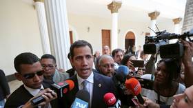 Hail to the ‘interim president’? Juan Guaido’s motorcade ATTACKED by angry mob (VIDEO)