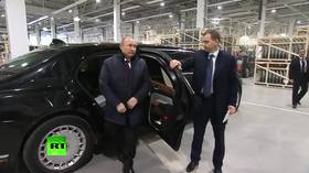 WATCH Putin’s ‘beautiful’ Russian-made Aurus limo turn heads of German automakers at Mercedes plant
