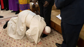 Kneeling Pope kisses South Sudanese leaders’ feet during plea for peace (PHOTOS, VIDEO)