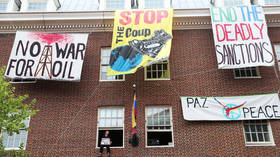 Guaido supporters confront anti-intervention activists at Venezuelan Embassy in DC (VIDEO)