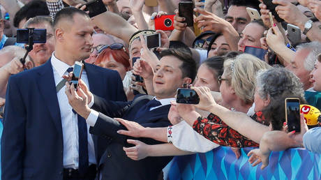 Volodymyr Zelensky with his supporters. © Reuters / Gleb Garanich