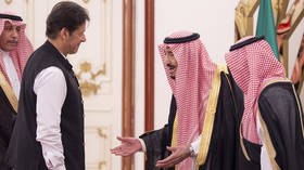 Pakistan PM criticized for ‘insulting’ encounter with Saudi Arabia’s King Salman (VIDEO)