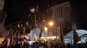 Iraqis storm Bahrain embassy, burn US & Israeli flags to protest ‘deal of the century’ (VIDEOS)
