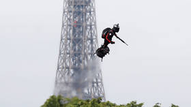 ‘The Green Goblin!’: Onlookers delighted as armed flyboard rider soars over Paris (VIDEO)