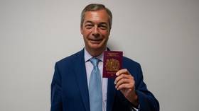 ‘We got our passports back!’ Twitter erupts as Farage poses with new ‘EU-free’ UK passport