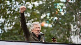 WATCH Pink Floyd’s Roger Waters jam ‘Wish You Were Here’ at Assange demo outside UK Home Office