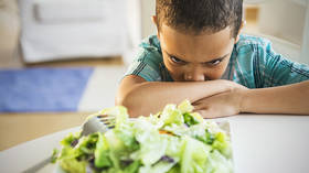 Better hungry than eating meat? UK school goes veg-only, no packed lunches… or freedom of choice