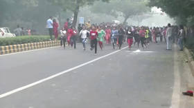 ‘Theater of the absurd’: Delhi kids run mini marathon as city drowns in toxic smog (PHOTOS)