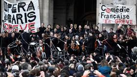 Striking Paris Opera artists perform outdoor concert against pension reforms – while Macron flees theater amid protests (VIDEOS)
