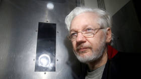 ‘Yellow Vests’ march for Julian Assange outside Belmarsh Prison (VIDEOS)