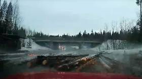 It’s ‘Final Destination’ but in real life: Log trailer dropping cargo filmed from oncoming car (VIDEO)