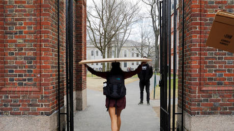 Harvard students move out of their dorms as school closes its doors for coronavirus © Reuters / Brian Snyder