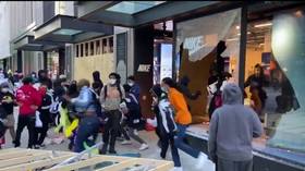 WATCH laughing looters clear out Chicago Nike store in UNDER A MINUTE