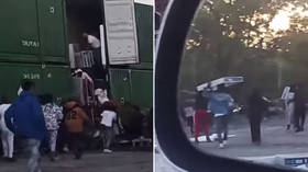 The Great Screen Robbery: Chicago looters make off with TVs & other expensive goods from MOVING TRAIN in broad daylight (VIDEO)