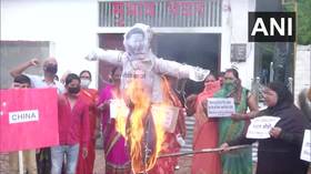 Protesters burn Chinese flag & Xi effigy in Uttar Pradesh after border standoff leaves at least 20 Indian troops dead (PHOTOS)