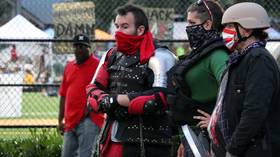 CHAZ protesters reinforce barricades & form human chains as Seattle mayor vows to dismantle anarchic encampment (PHOTOS, VIDEO)