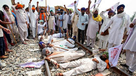 Indian farmers block roads & railways in protest over controversial grain trade bills (PHOTOS)