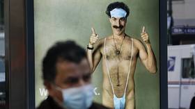 Fransız Müslümanları, Borat otobüsünün 'Allah' yüzüğü takan mankenlere bürünmüş bir karakterin posterlerine öfkelendirdi