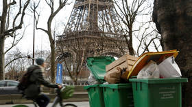 Paris garbage collectors BURN bins & block street in strike over working conditions (VIDEOS)