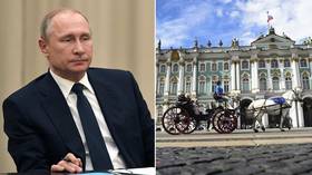 Kremlin unconcerned after liberal opposition politician rips photo of Putin off council building wall & tears it to pieces